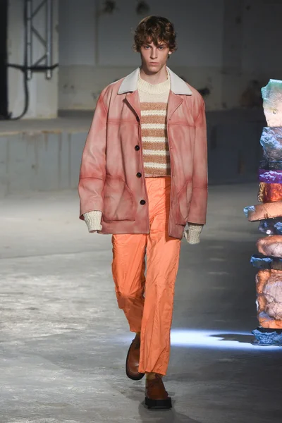 Look 25